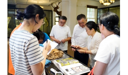 安惠藥用真菌科學(xué)研究所研究人員到南通博物苑開展菌物物種鑒定工作